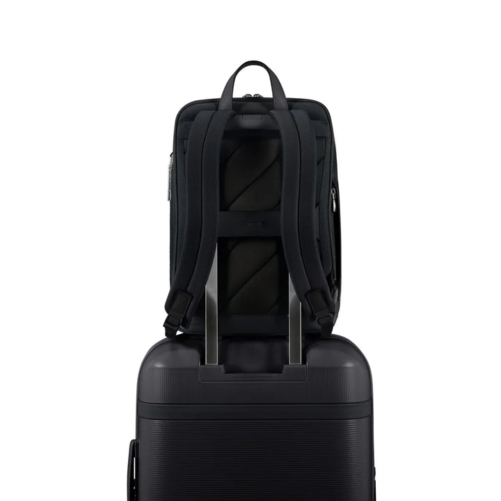Rugzak op een koffer #kleur_black
