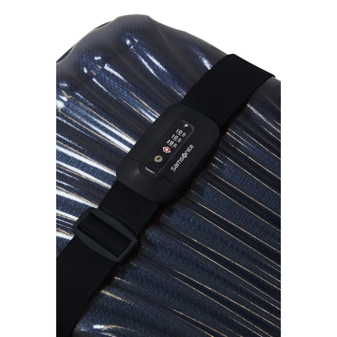 De Samsonite koffer riem met cijverslot black in gebruik #kleur_black