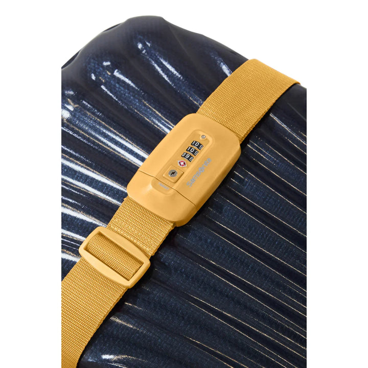 De Samsonite koffer riem met cijverslot geel in gebruik #kleur_geel