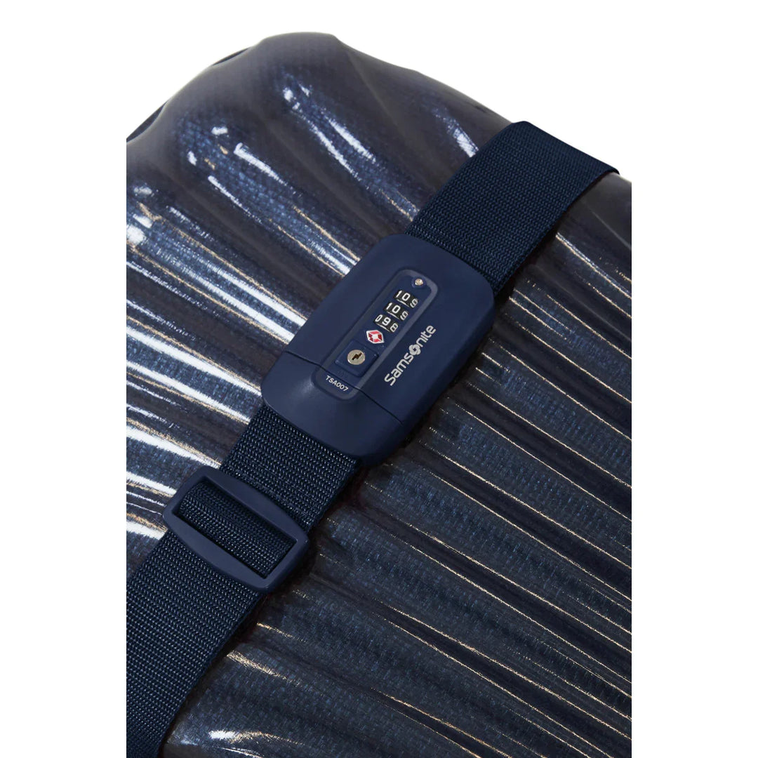 De Samsonite koffer riem met cijverslot navy in gebruik #kleur_navy
