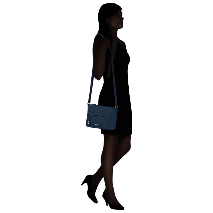 De Samsonite Sqaure crossover in het navy in gebruik #kleur_navy