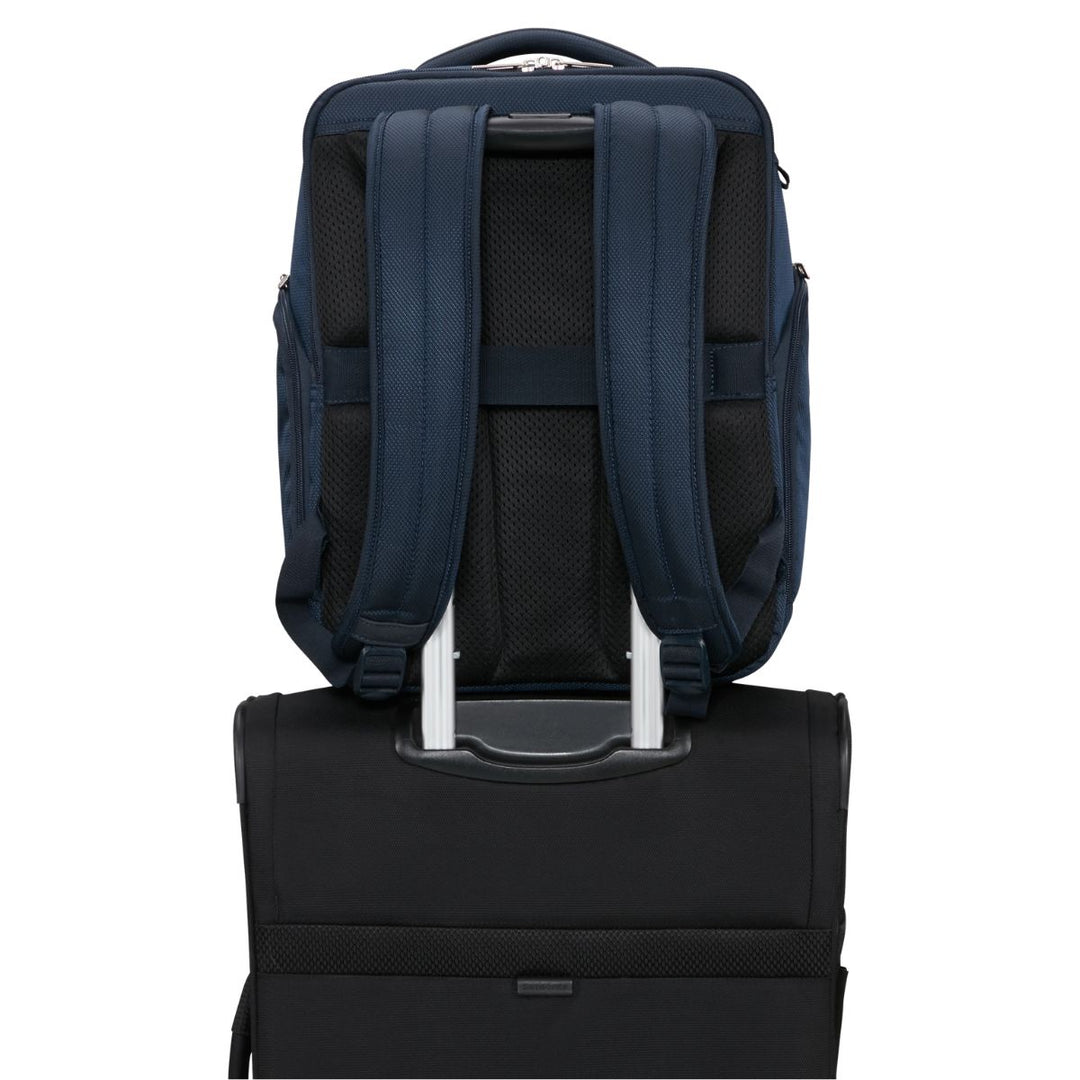 De Samsonite Respark underseater S Navy in gebruik met een koffer #kleur_navy