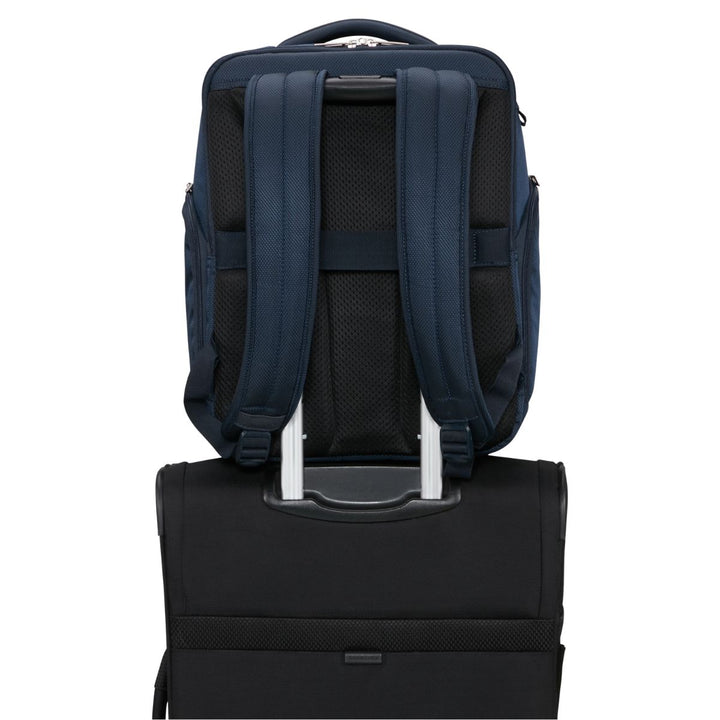 De Samsonite Respark underseater S Navy in gebruik met een koffer #kleur_navy