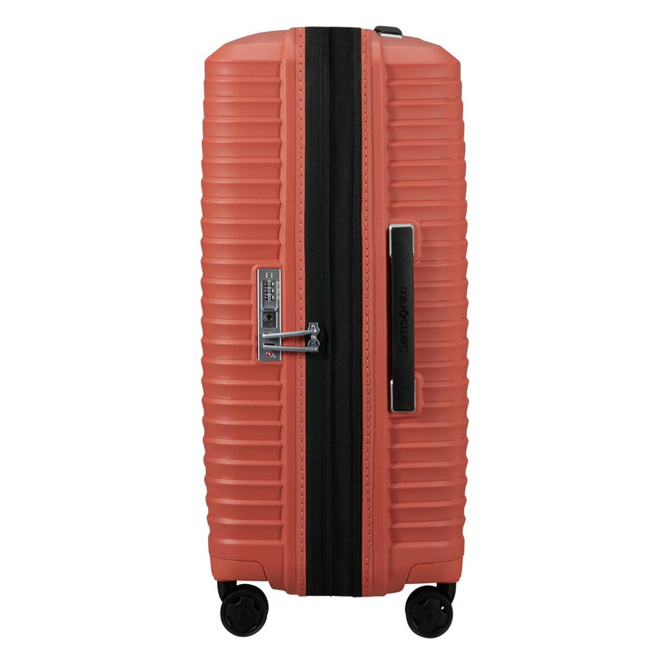 Zijkant met expandable in gebruik van de Samsonite Upscape 68 EXP koffer clay #kleur_clay 