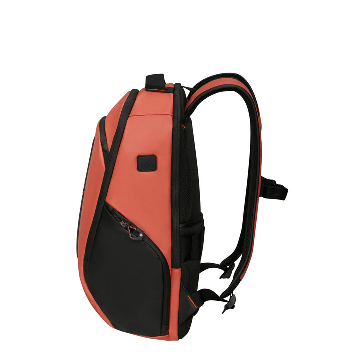 Zijkant van de Samsonite Ecoidver USB M laptop rugzak in clay #kleur_clay