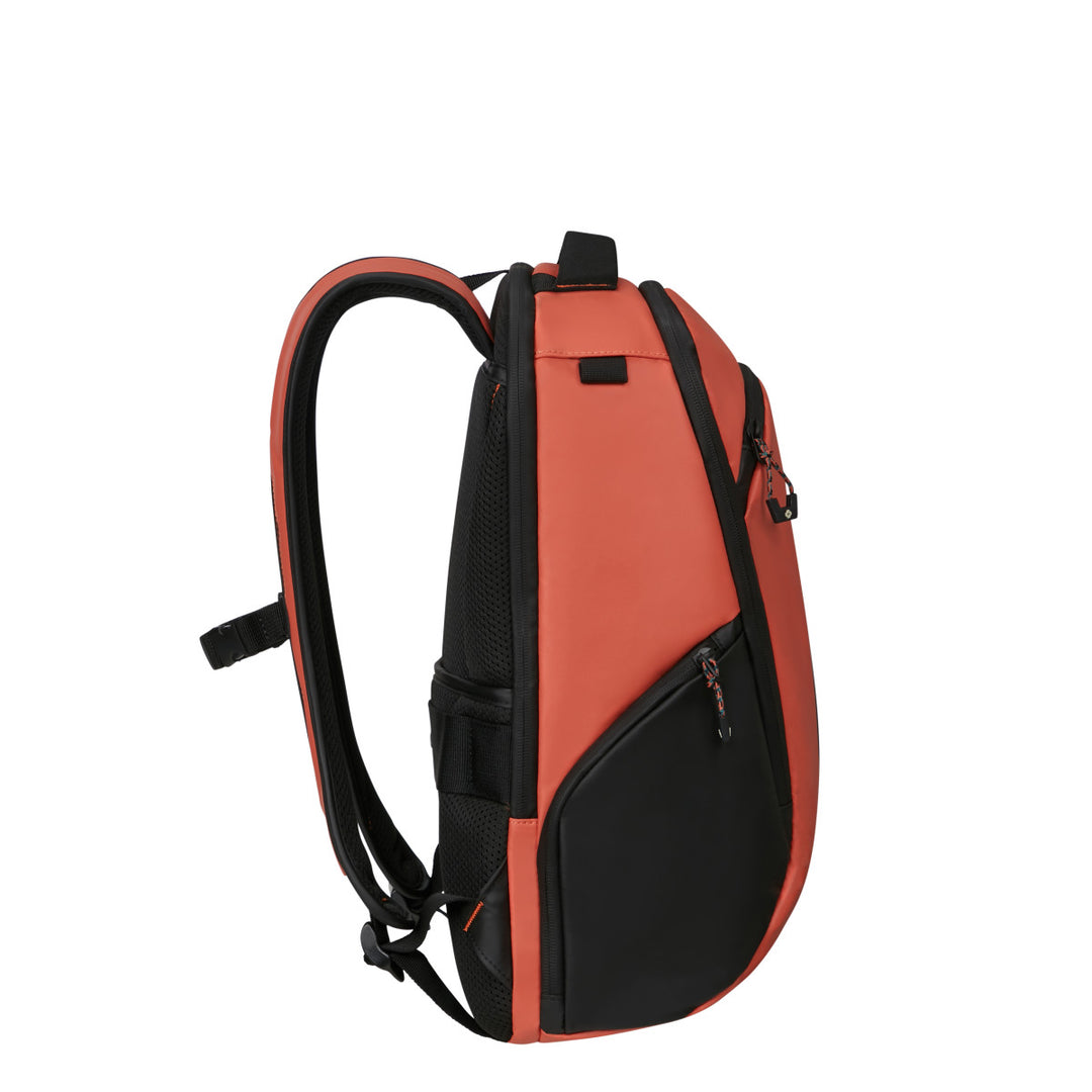 Zijkant van de Samsonite Ecoidver USB M laptop rugzak in clay #kleur_clay