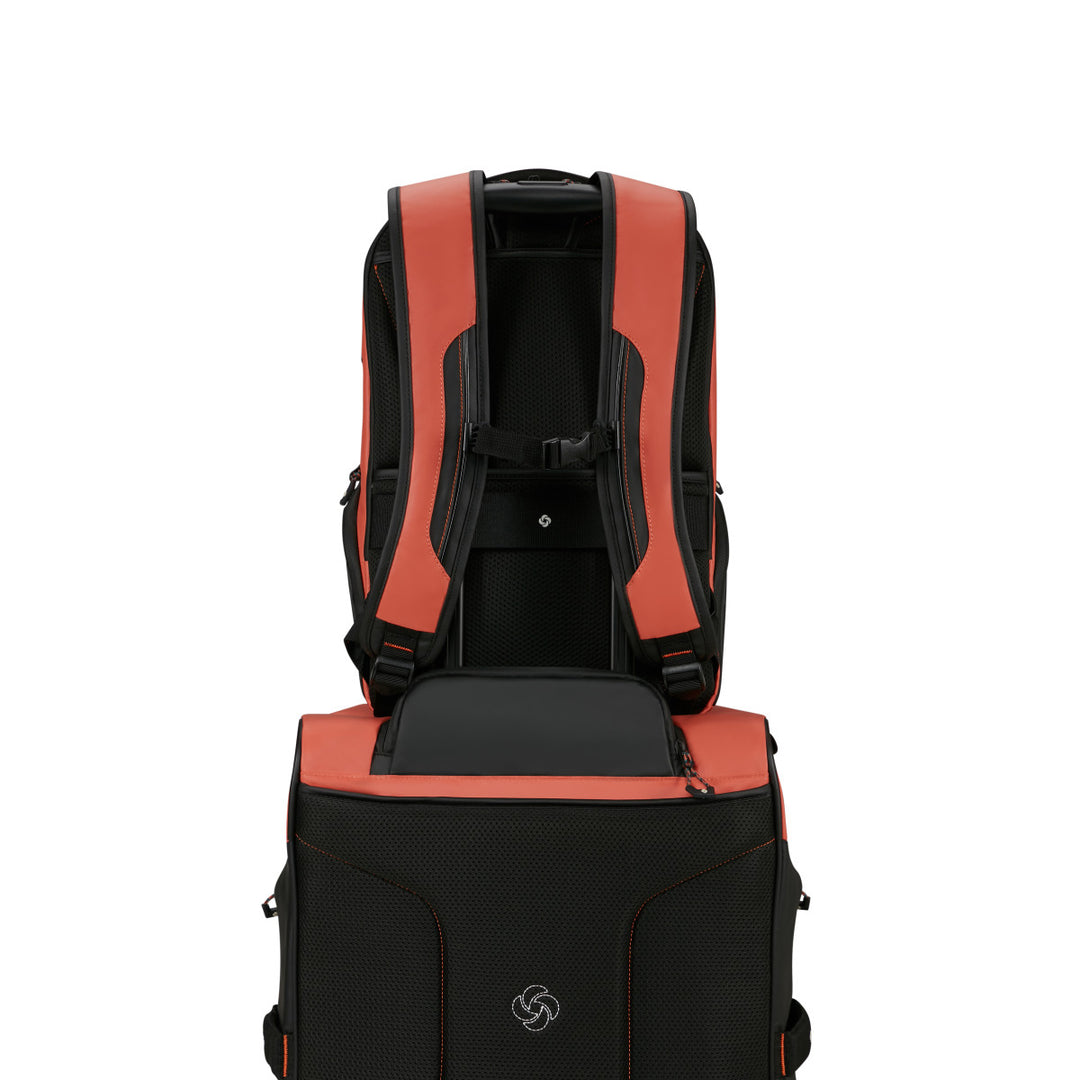 De Samsonite Ecoidver USB M laptop rugzak in clay op een reistas #kleur_clay