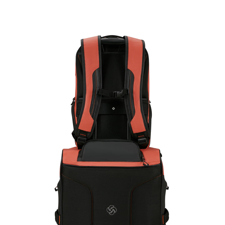 De Samsonite Ecoidver USB M laptop rugzak in clay op een reistas #kleur_clay