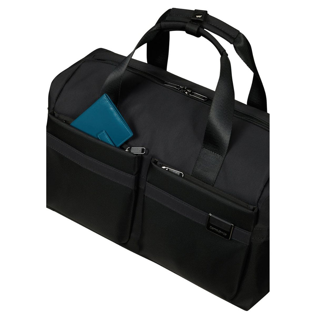 Voorvak in gebruik van de Samsonite airea weekendtas black #kleur_black
