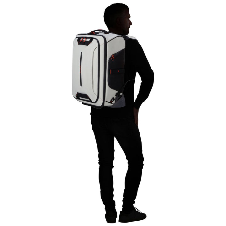 De Samsonite Ecodiver Duffle wheels 55 cloud-white in gebruik op als rugzak #kleur_cloud-white