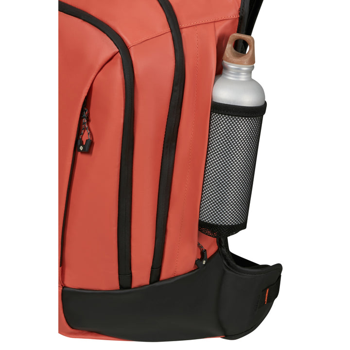Waterfles houder in gebruik van de Samsonite Ecodiver laptop rugzak L clay #kleur_clay