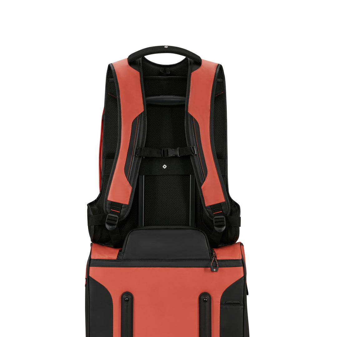 De Samsonite Ecodiver laptop rugzak L clay op een reistas #kleur_clay