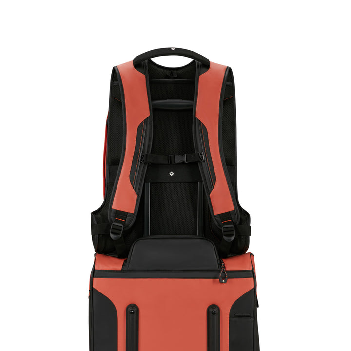 De Samsonite Ecodiver laptop rugzak L clay op een reistas #kleur_clay