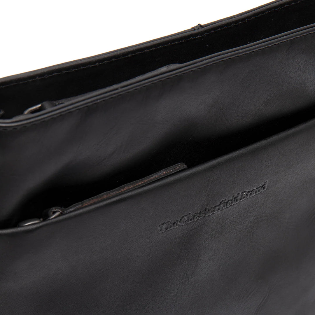 Details van het leer van The Chesterfield Navene leren crossbody tas zwart #kleur_zwart