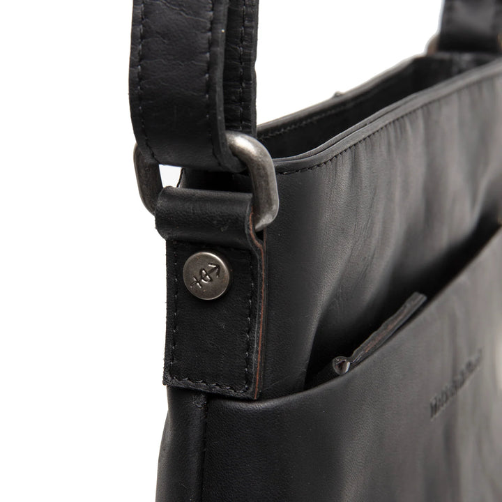 Details van het leer van The Chesterfield Navene leren crossbody tas zwart #kleur_zwart