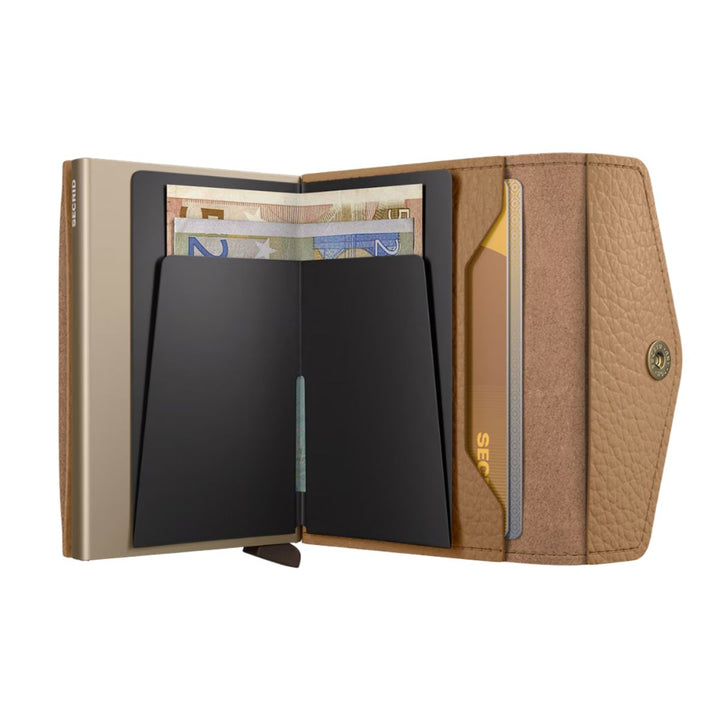 Binnenkant in gebruik van de Secrid Envolope mini wallet in cappuccino #kleur_cappuccino