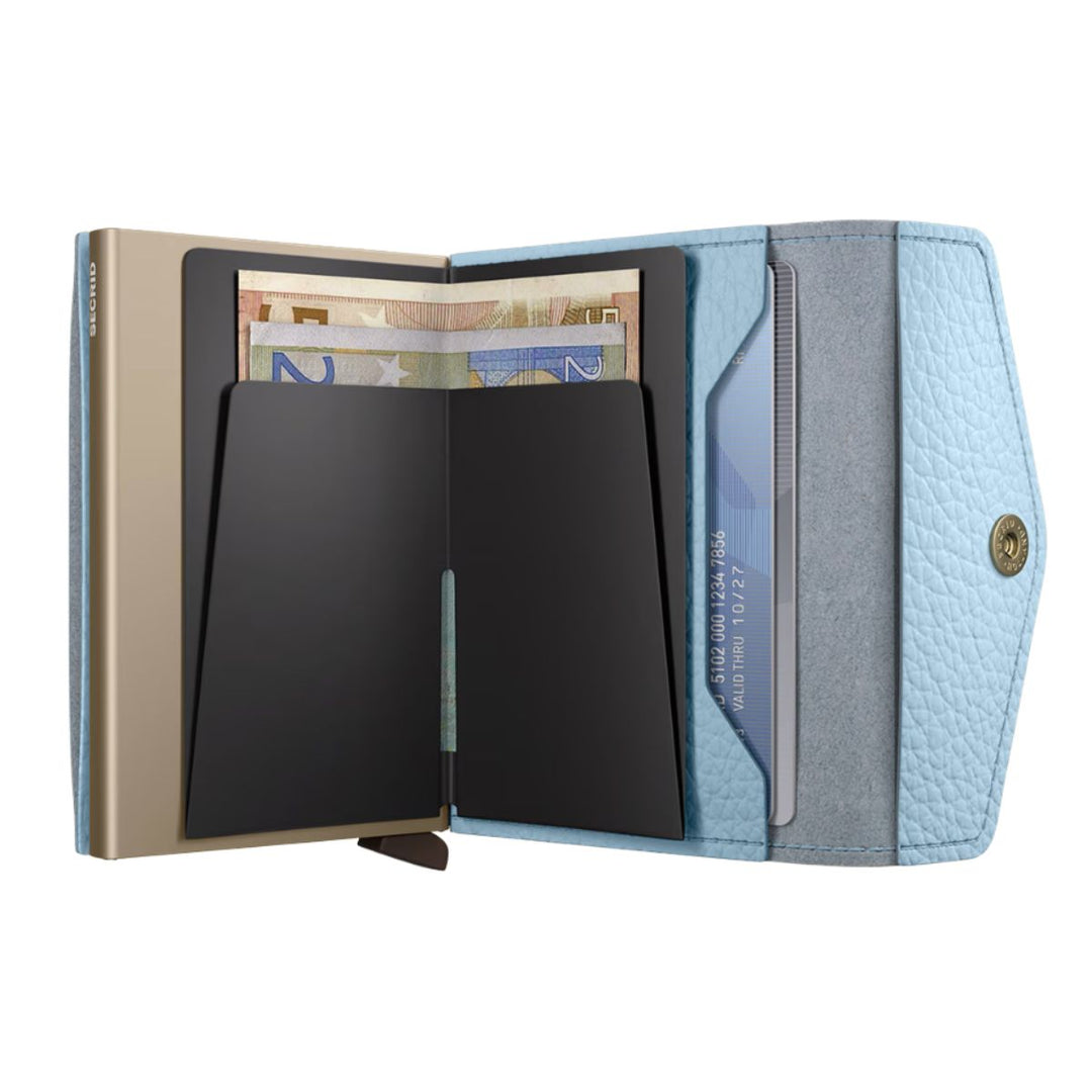 Binnenkant in gebruik van de Secrid Envolope mini wallet in ice-blue #kleur_ice-blue