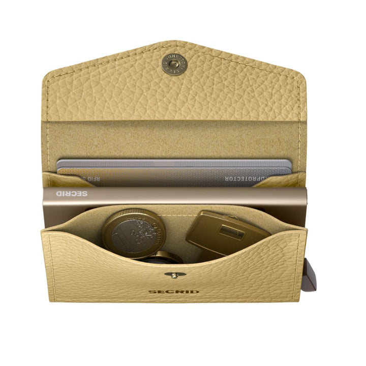 Envelope vak in gebruik van de Secrid Envolope mini wallet in butter-yellow #kleur_butter-yellow