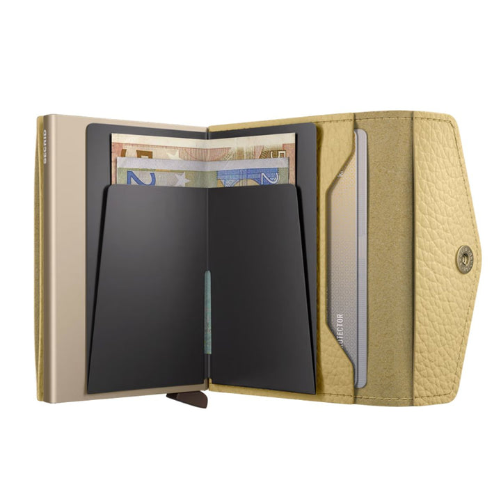 Binnenkant in gebruik van de Secrid Envolope mini wallet in butter-yellow #kleur_butter-yellow