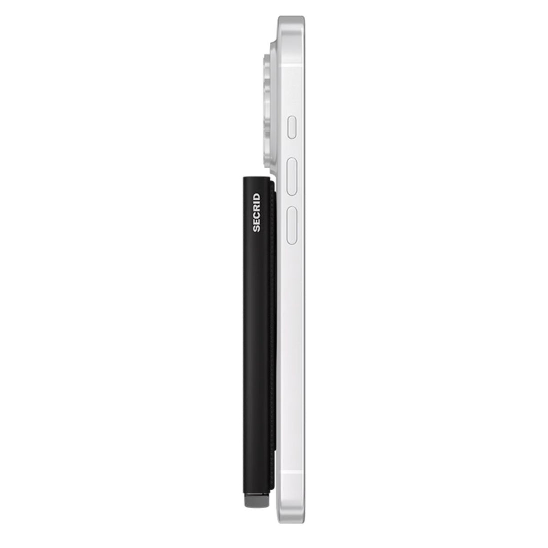 Secrid Magsafe card portector in gebruik #kleur_black