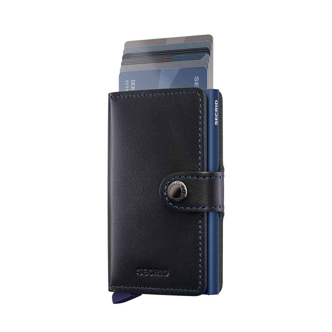 Voorkant in gebruik van de Secrid mini wallet black-navy #kleur_black-navy