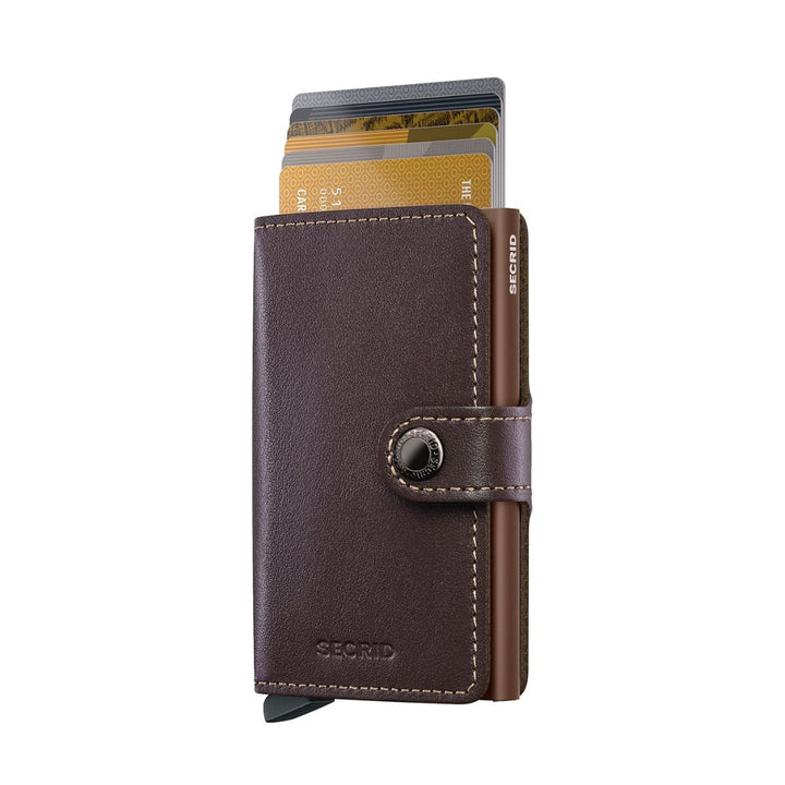 Voorkant in gebruik van de Secrid mini wallet original  Chocolate #kleur_chocolate