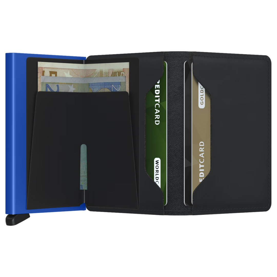 Binnenkant in gebruik van de Secrid slim wallet black blue#kleur_black-blue