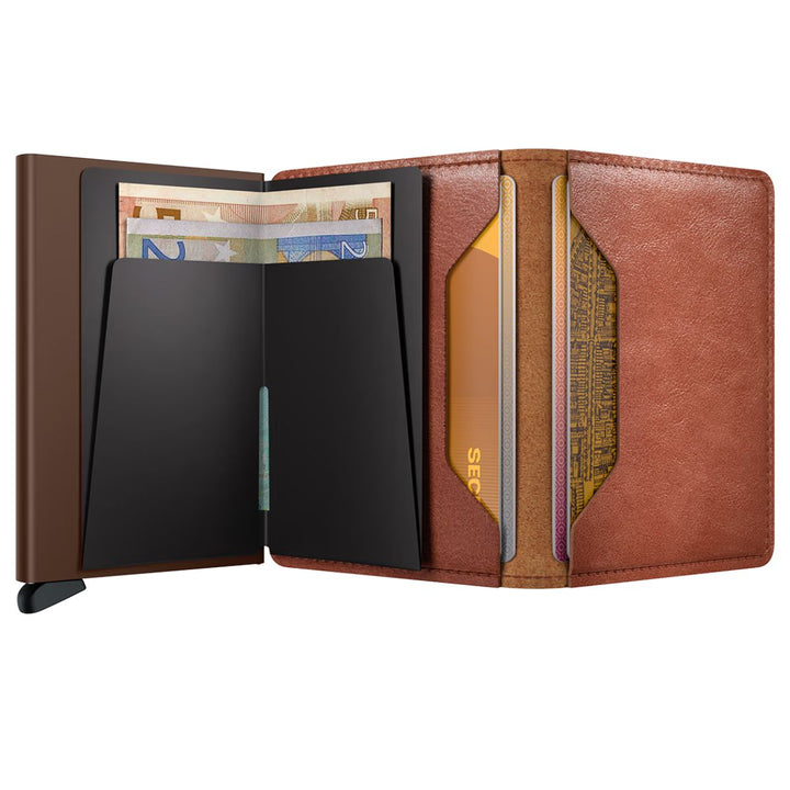Binnenkant in gebruik van de Secrid Slim wallet cognac Brown #kleur_cognac-brown
