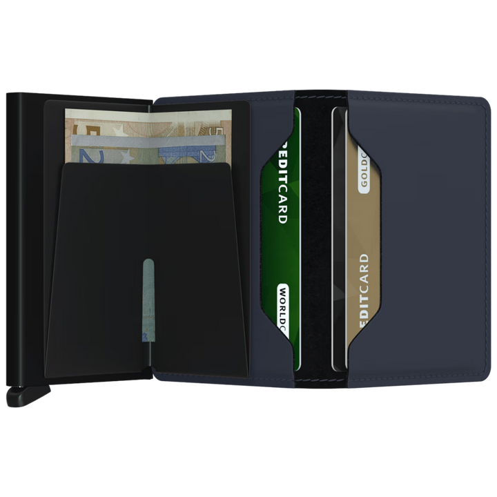 Binnenkant in gebruik van de Secrid Slim wallet nightblue #kleur_nightblue