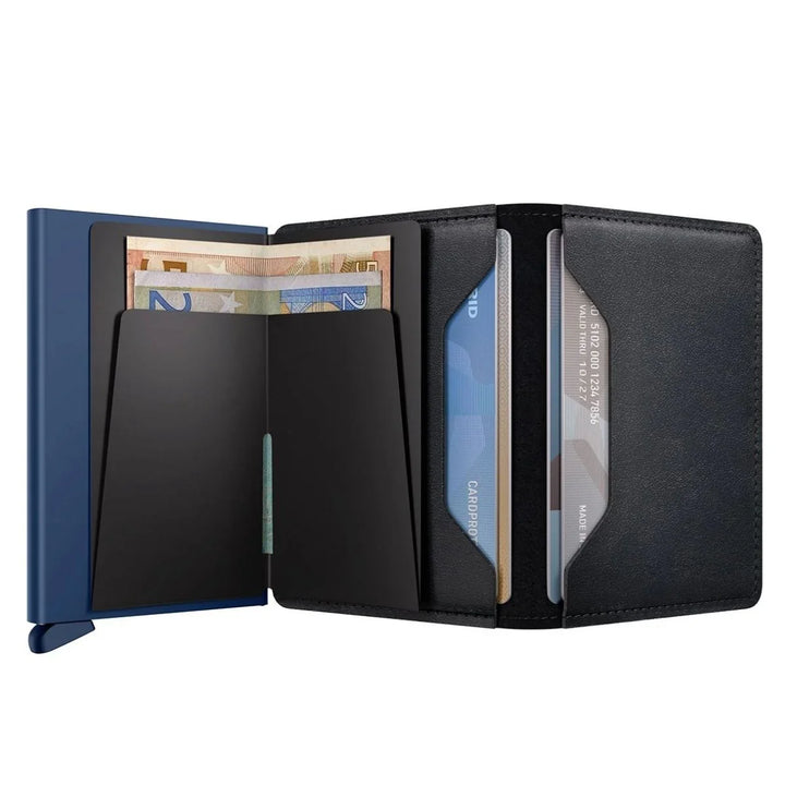 Binnenkant in gebruik van de Secrid slim wallet black-navy #kleur_black-navy