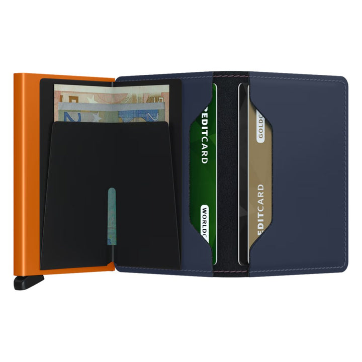 De Secrid slimwallet in navt orange in gebruik #kleur_navy-orange