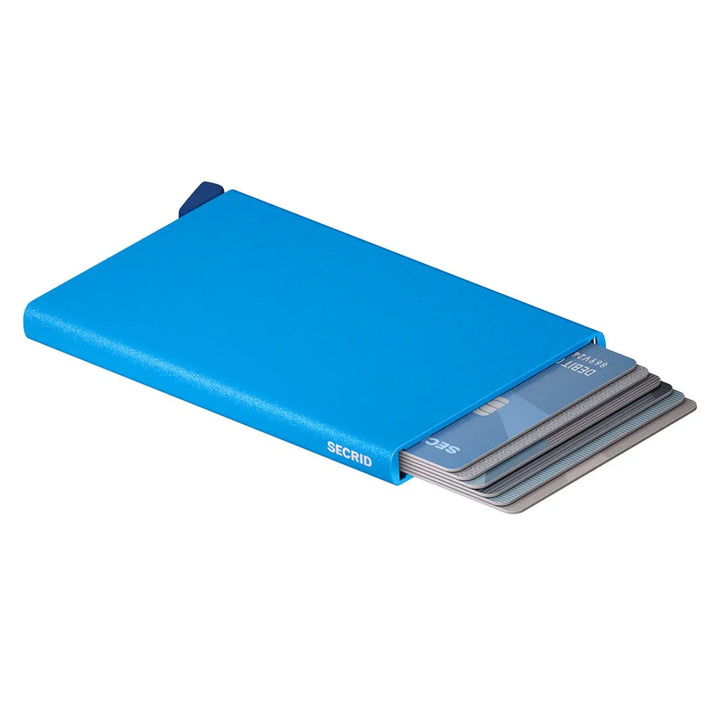 De Secrid Card protector in ultra blauw in gebruik #kleur_ultra-blauw