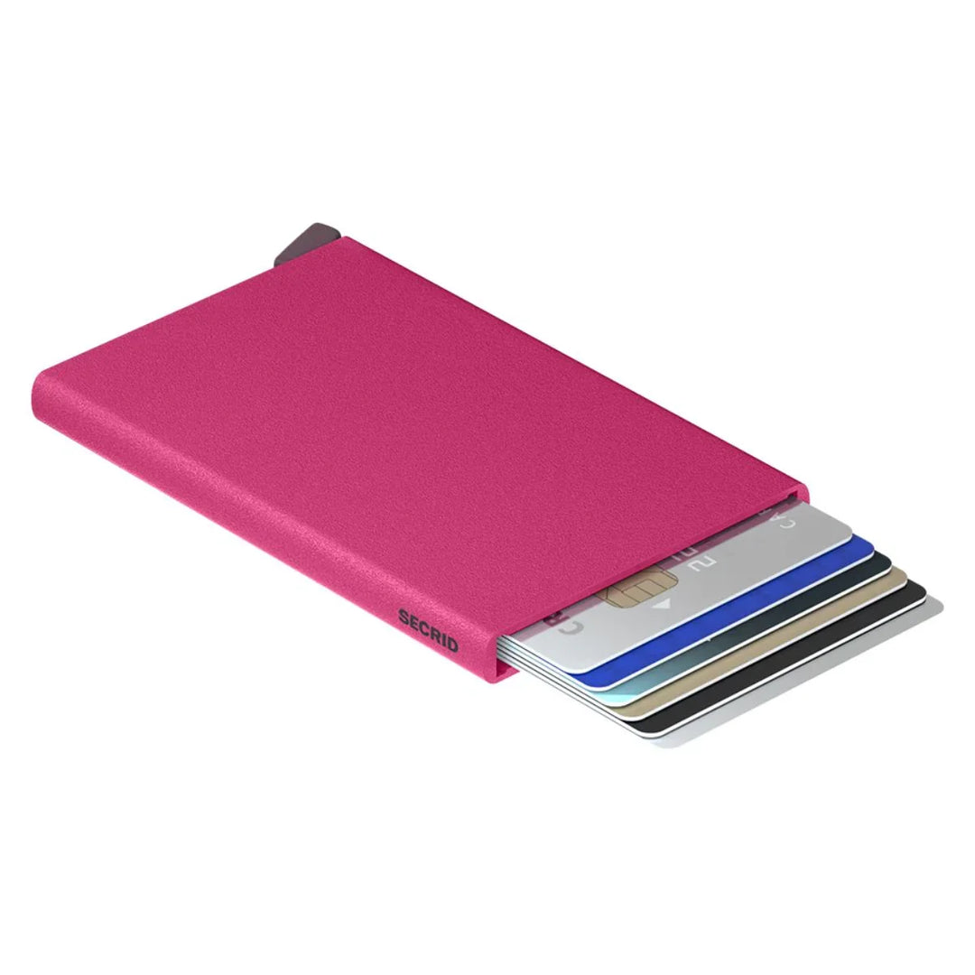 De Secrid Card protector in powder fuchsia in gebruik #kleur_powder-fuchsia