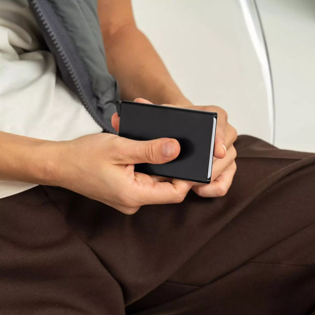 De Secrid kaarthouder zwart in gebruik #kleur_zwart