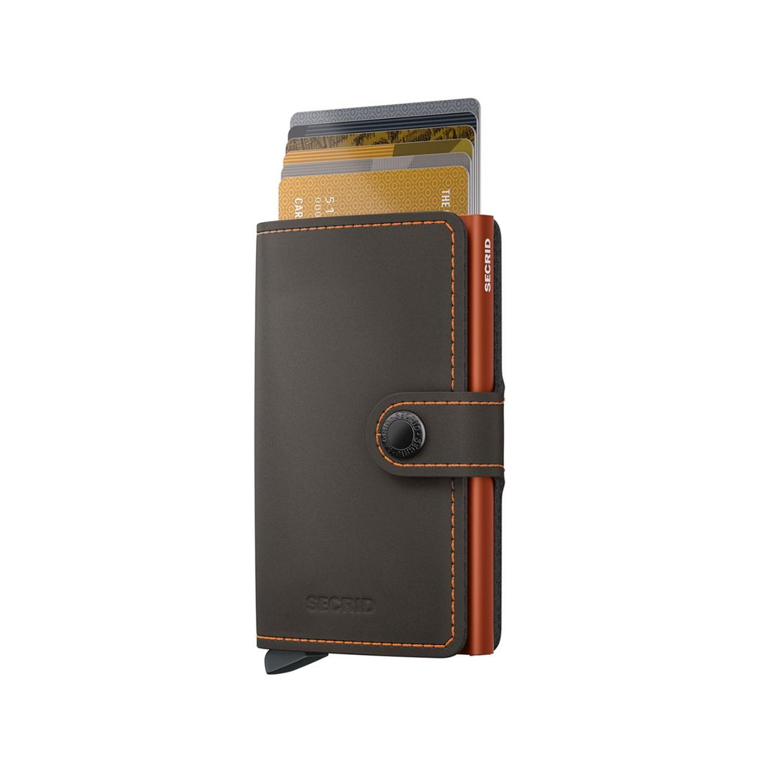 Voorkant met kaarten op model van de Secrid mini wallet truffle-orange #kleur_truffle-orange