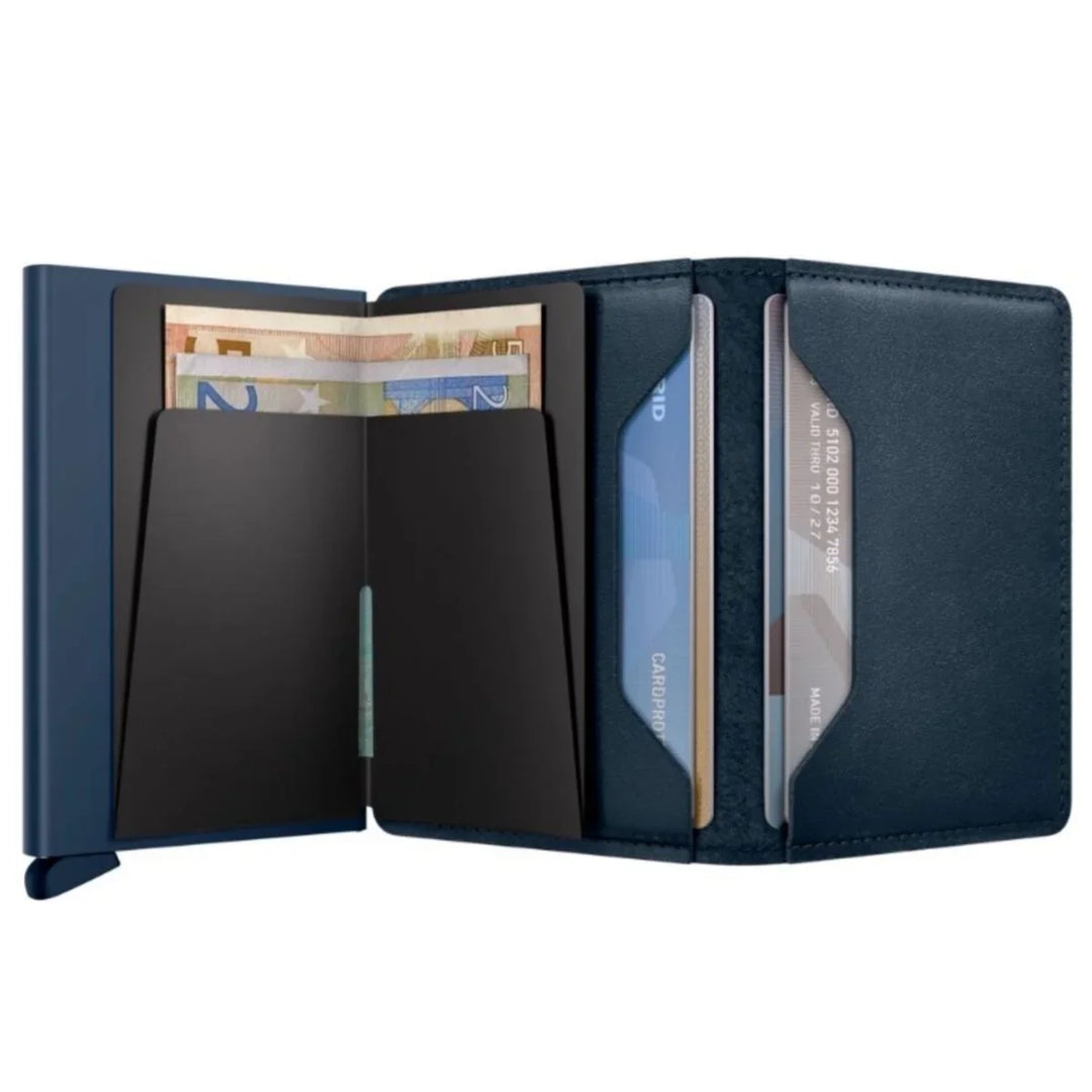 Binnenkant in gebruik van de Secrid Slimwallet navy navy #kleur_navy-navy