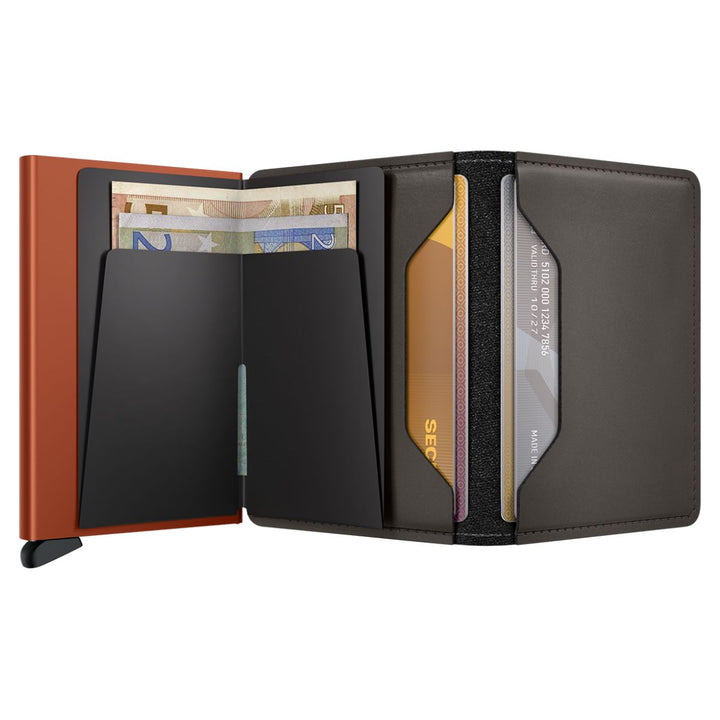 Binnenkant in gebruik van de Secrid slim wallet #kleur_truffle-orange