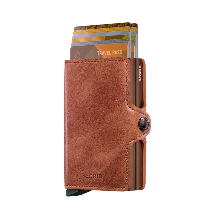 Voorkant in gebruik van de Secrid twin wallet vintage cognac-brown #kleur_cognac-brown