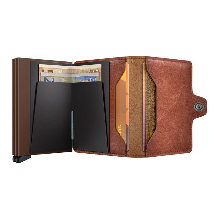 Binnenkant in gebruik van de Secrid twin wallet vintage cognac-brown #kleur_cognac-brown