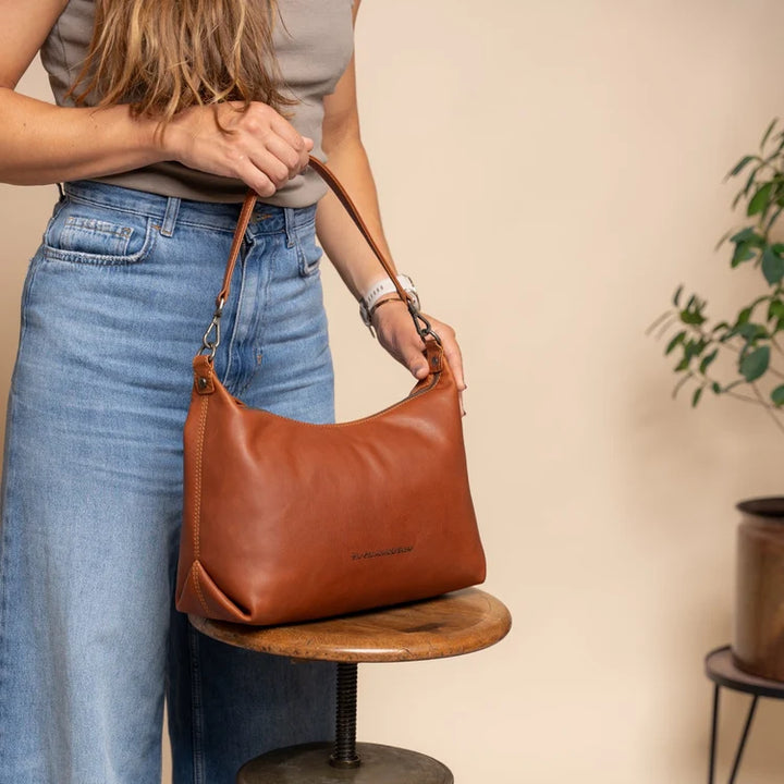 The Chesterfield brand skara schoudertas in gebruik #kleur_cognac