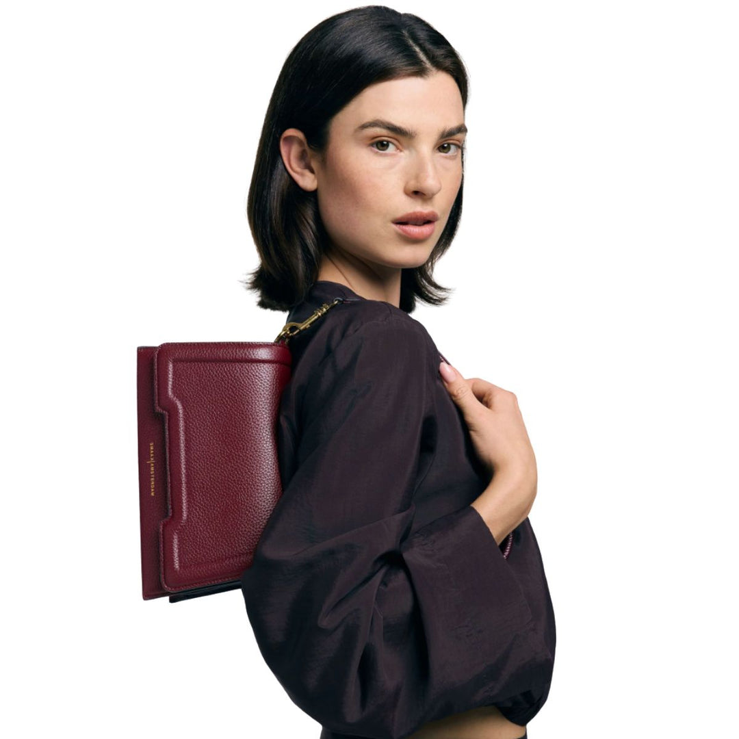 Smaak Amsterdam Bitti schoudertas bordeaux In gebruik  #kleur_bordeaux