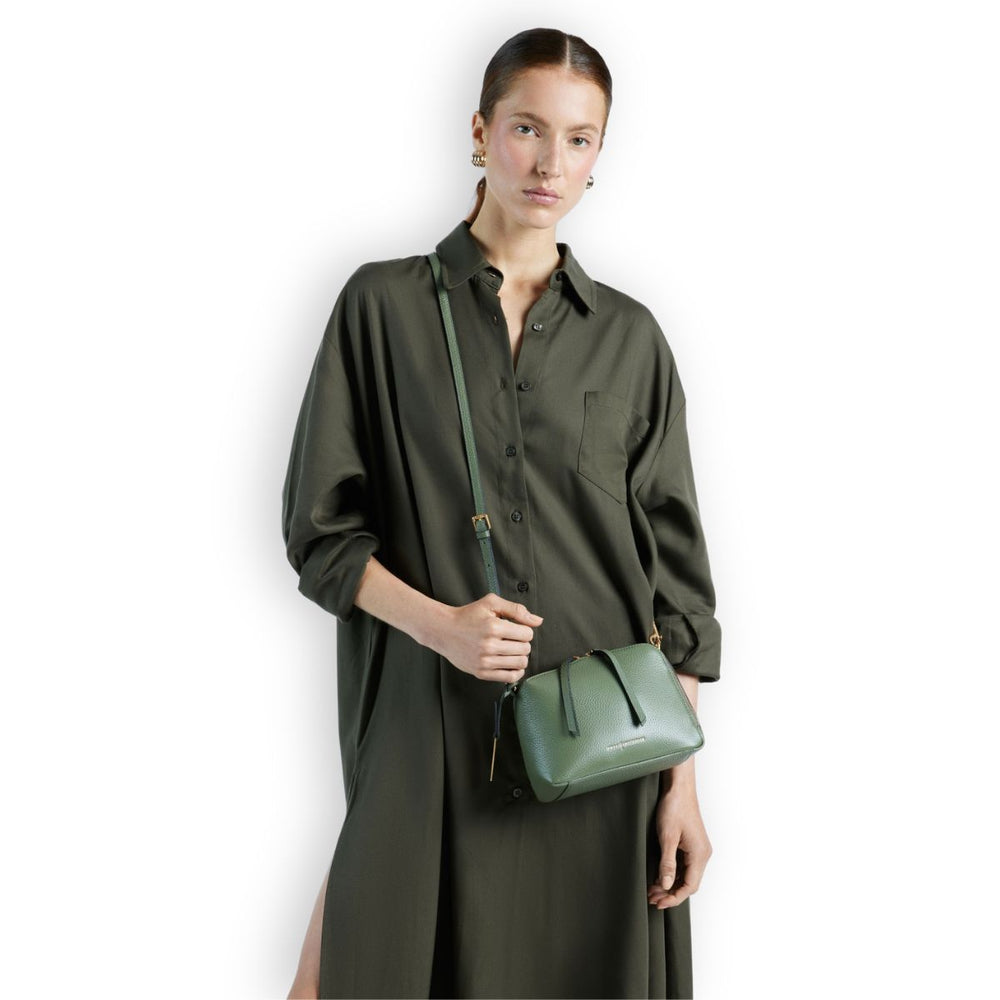 De Smaak Amstedam Blake schoudertas in pine in gebruik #kleur_pine