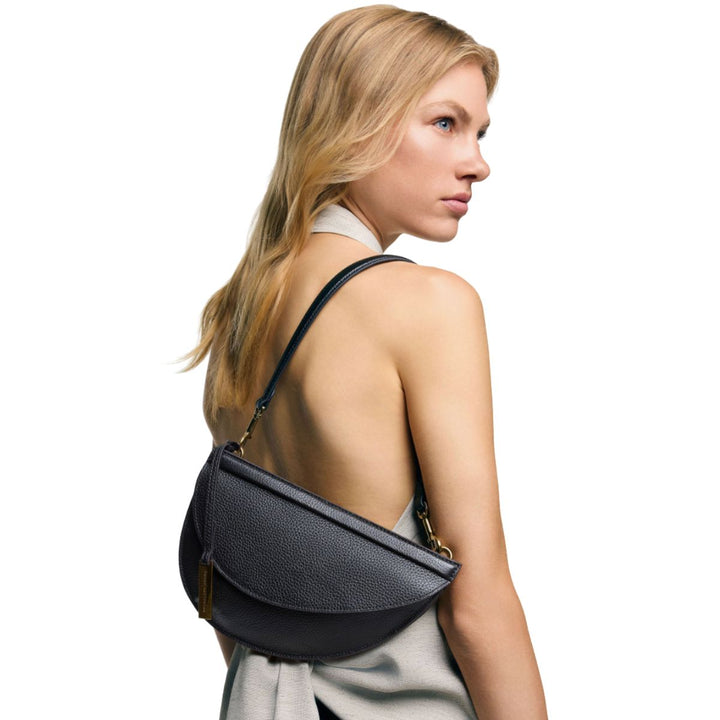 In gebruik van de Smaak Amsterdam Jeanny crossbodytas zwart #kleur_zwart