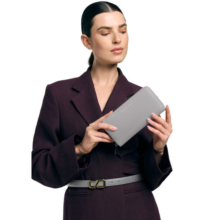 De Smaak Amsterdam Luna Dames portemonnee taupe in gebruik #kleur_taupe