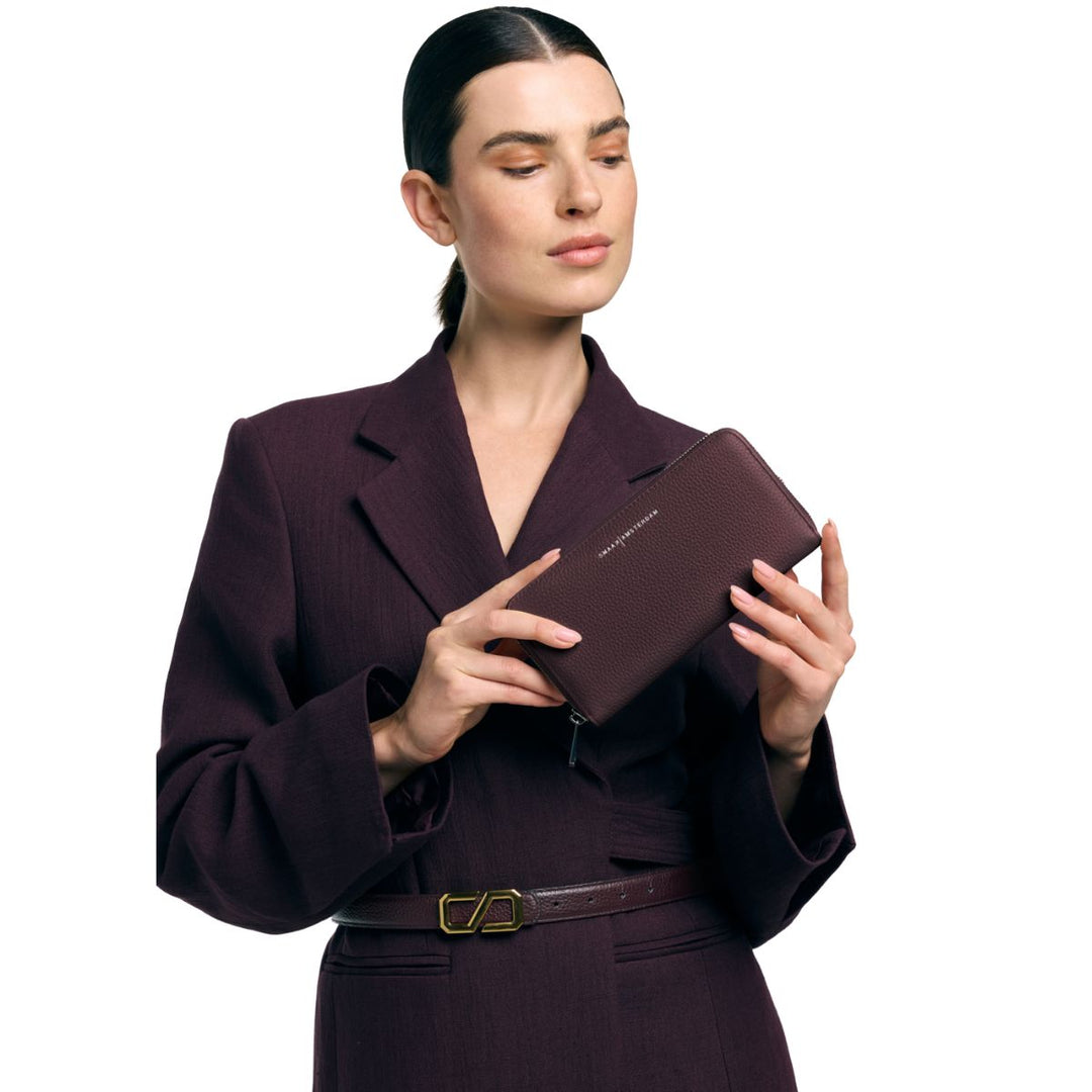 De Smaak Amsterdam Luna Dames portemonnee bordeaux in gebruik #kleur_bordeaux