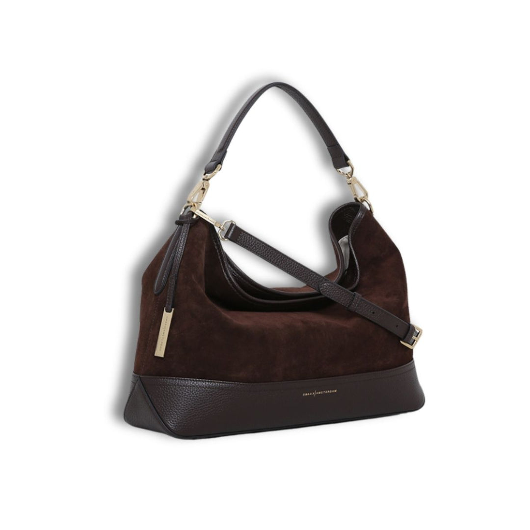 Voorzijde met schouderriem van de Smaak Amsterdam Mirel suede schoudertas #kleur_hazel