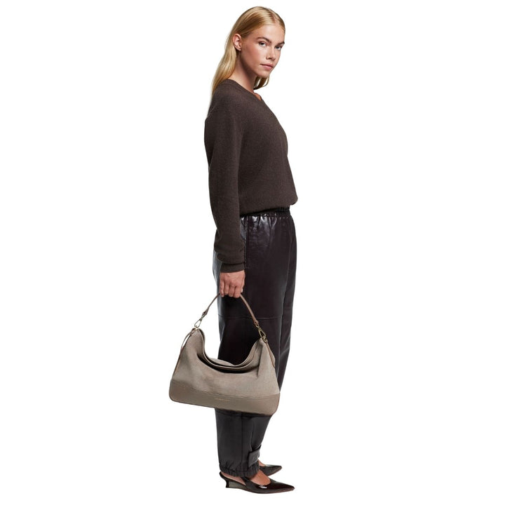De Smaak Amsterdam Mirel suede schoudertas in gebruik #kleur_clay