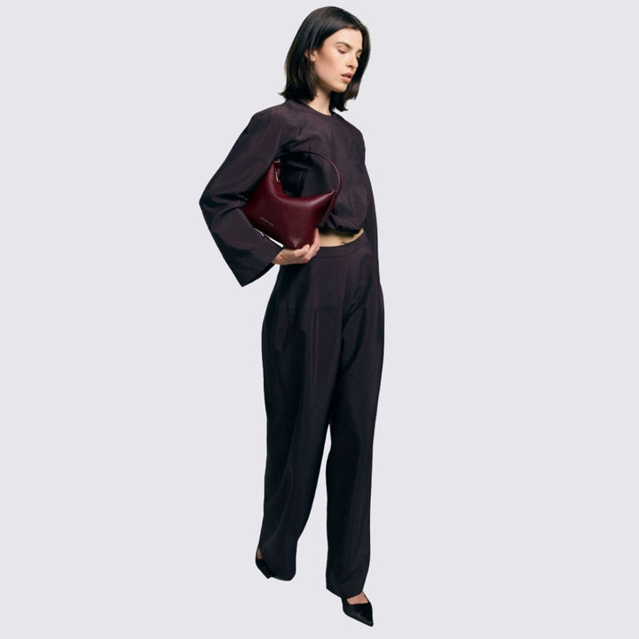 Tara schoudertas van Smaak Amsterdam in bordeaux in gebruik #kleur_bordeaux