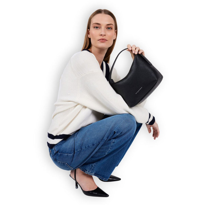 Tara schoudertas van Smaak Amsterdam in black in gebruik #kleur_black