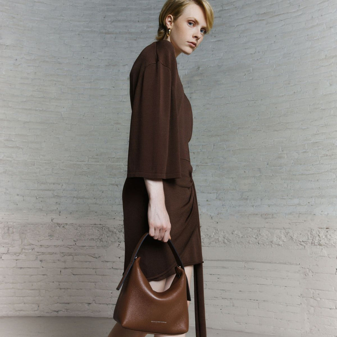Tara schoudertas van Smaak Amsterdam in camel in gebruik #kleur_camel